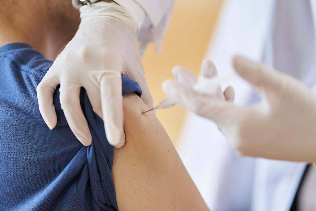 公共卫生部门设立了流感疫苗接种诊所，开展“赶走流感”运动